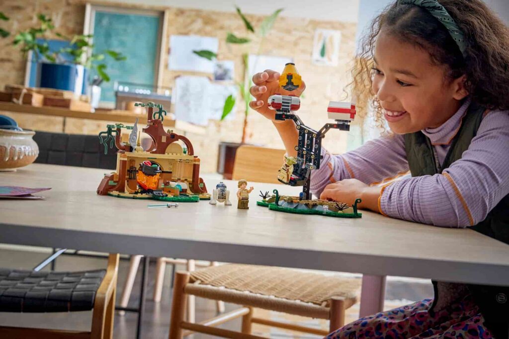 Menina brinca com Naves de Star Wars feitas de Lego Smart Play, a nova geração interativa e tecnológica da marca