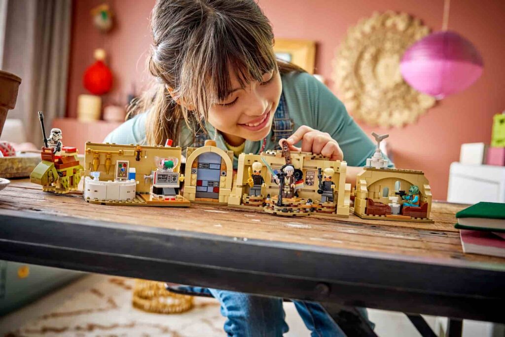 Menina brinca com Naves de Star Wars feitas de Lego Smart Play, a nova geração interativa e tecnológica da marca
