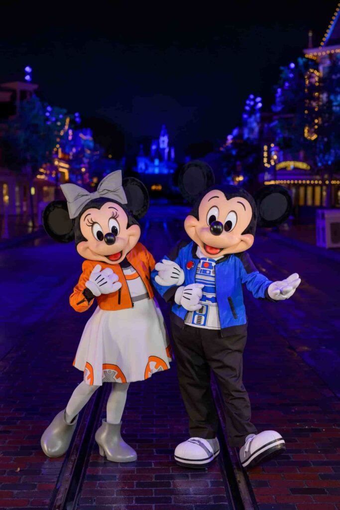 Mickey e Minnie Mouse com seus looks especiais para a Star Wars Nite, um dos eventos especiais After Dark para fãs da saga do parque Disneyland Califórnia