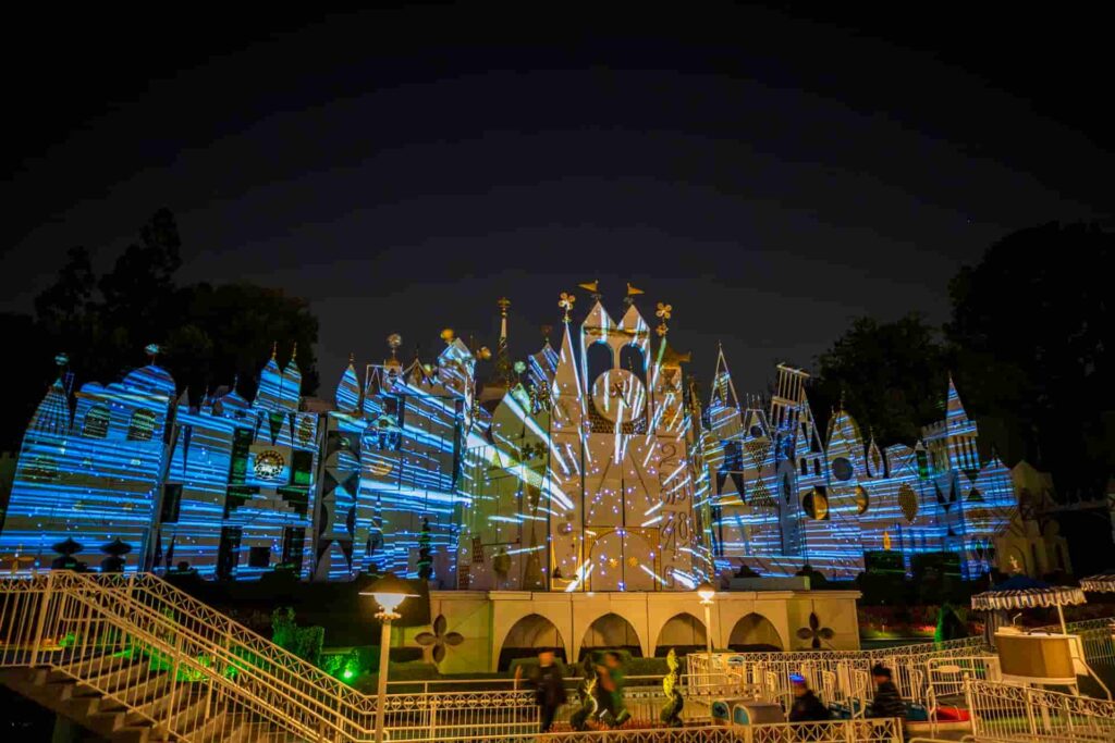 Iluminação especial da atração It's a Small World durante a Star Wars Nite, um dos eventos especiais After Dark para fãs da saga do parque Disneyland Califórnia