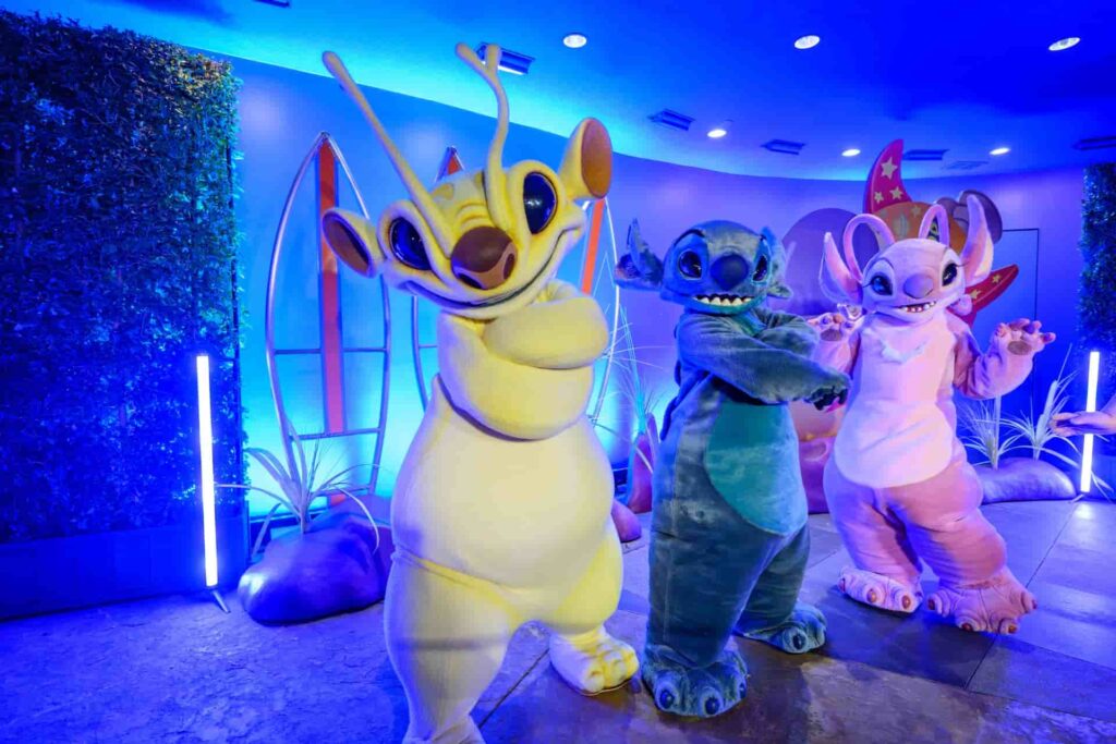 Stitch e outros personagens do desenho aparecem para encontros em Disneyland Resort na Califórnia