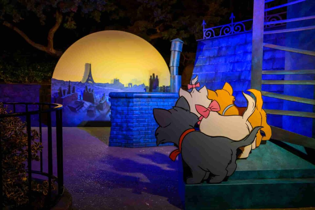 Os Aristogatos em cenário especial para oportunidades de fotos que ocorrem exclusivamente durante os eventos After Dark do parque temático Disneyland Resort na Califórnia