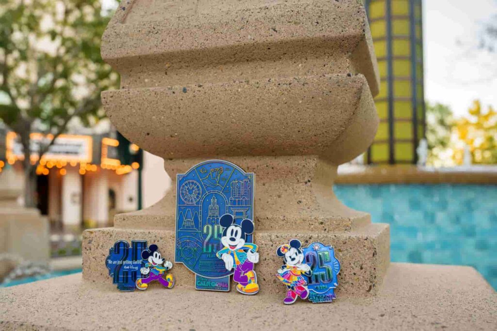 Pins do parque Disney California Adventure, em comemoração aos 25 anos do parque temático em Anaheim, Califórnia na Disneyland