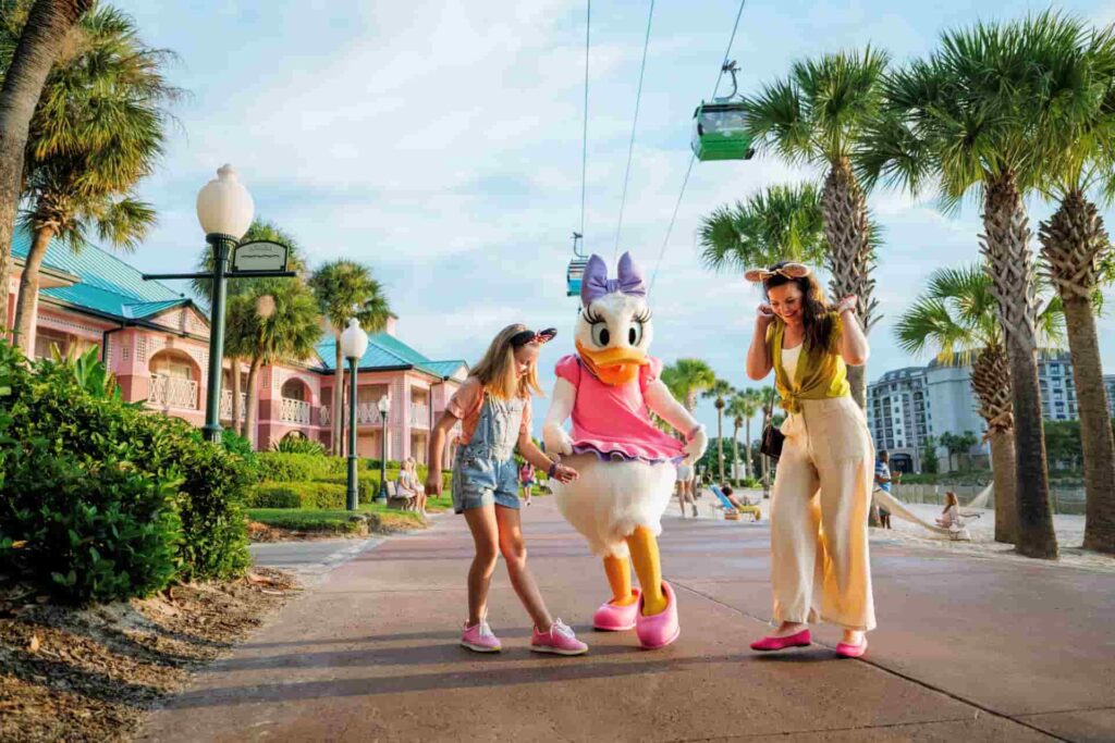 Margarida animada mostra seus sapatos cor de rosa parecidos com os das hóspedes do hotel Disney's Caribbean Beach Resort, o coração do teleférico