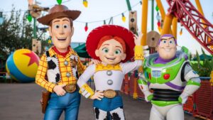 Woody, Jessie e Buzz Lightyear posam na área de Toy Story Land no parque temático da Disney, Hollywood Studios