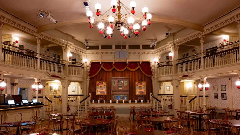 Restaurante Diamond Horseshoe no parque Disney's Magic Kingdom