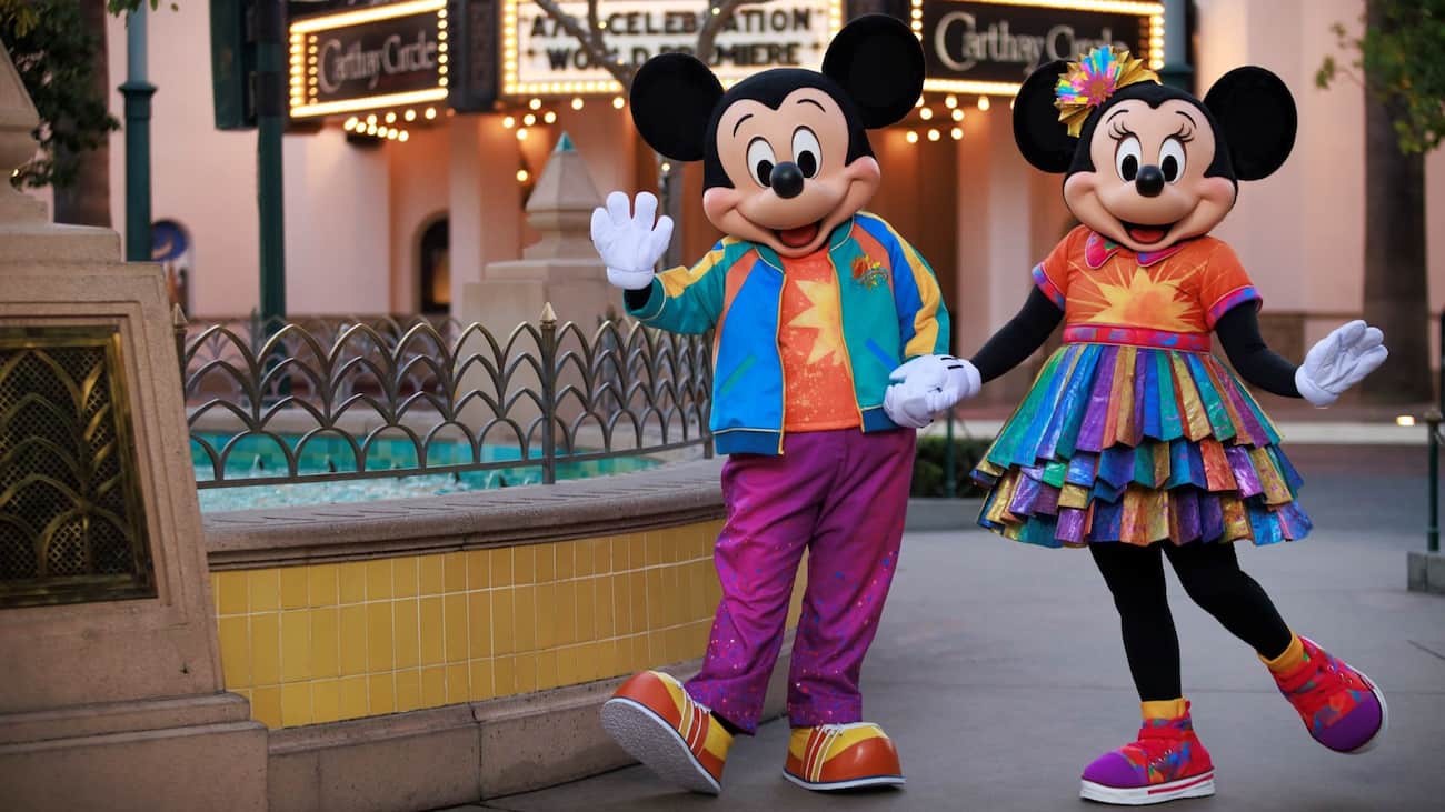 Mickey e Minnie Mouse em seus trajes especiais no parque Disney California Adventure, em comemoração aos 25 anos do parque temático em Anaheim, Califórnia na Disneyland