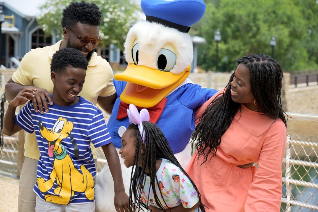 Família se diverte ao encontrar o Pato Donald em Walt Disney World Resort, Orlando