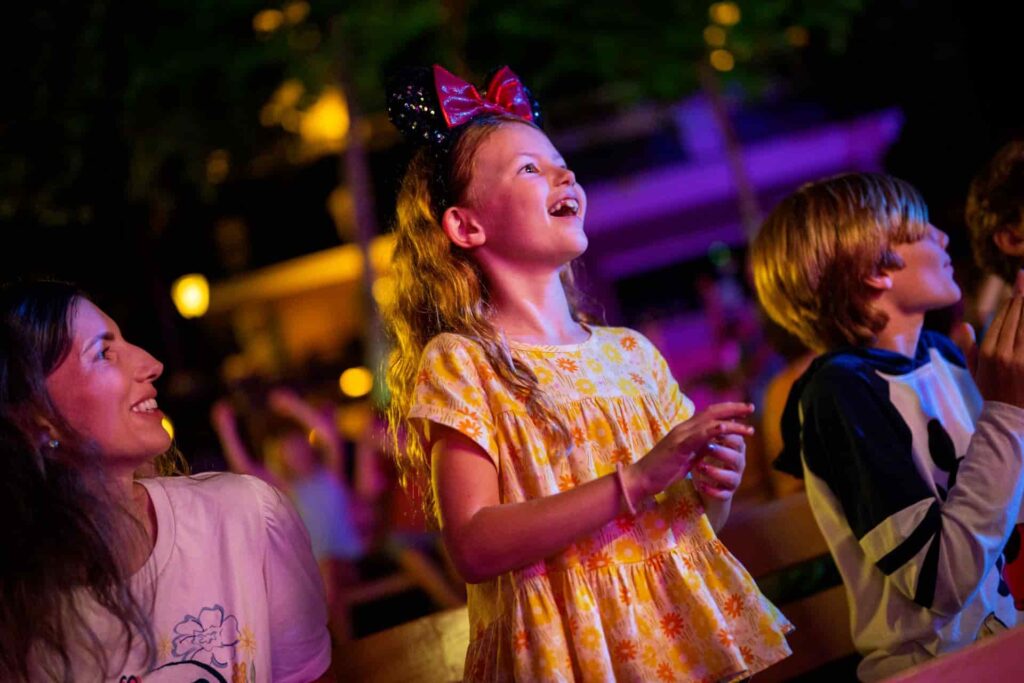 Família animada assiste a um show ao vivo durante o Flower & Garden Festival que ocorre anualmente no Epcot em Walt Disney World Resort