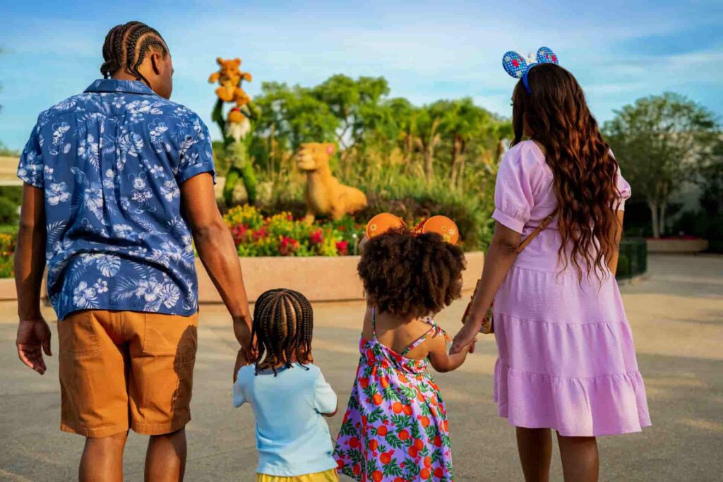 Família admira topiárias de O Rei Leão no parque temático Epcot da Disney, durante o Flower & Garden Festival
