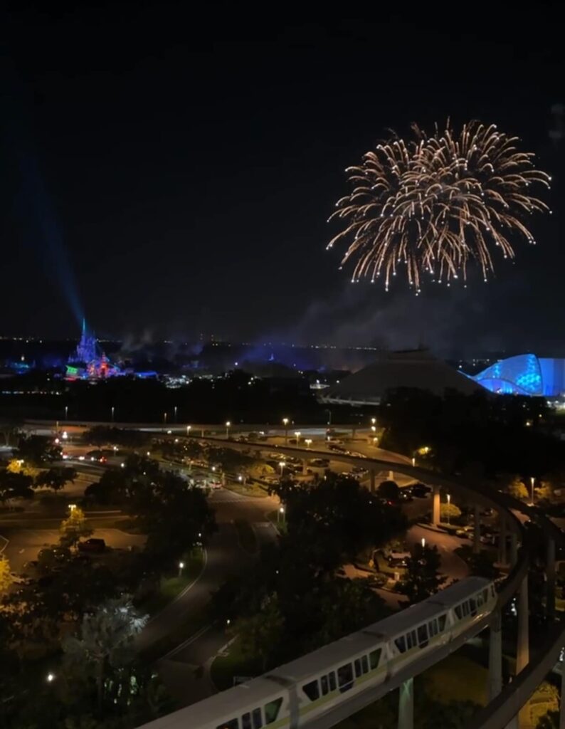 Vista do show de fogos Happily Ever After do terraço do hotel Disney's Contemporary Resort