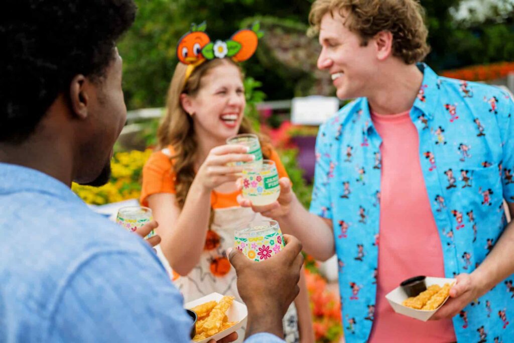 Casal e um amigo se divertem enquanto saboreiam o meu exclusivo do Flower & Garden Festival que ocorre anualmente no Epcot, parque de diversões de Walt Disney World