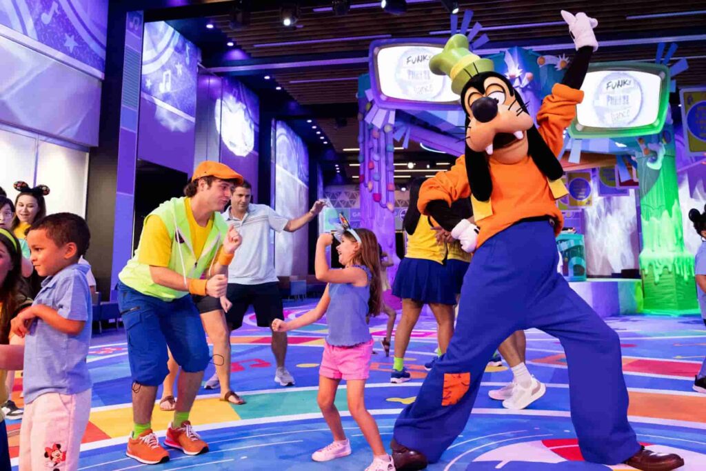 Pato Donald mostra seus movimentos de dança junto a crianças e adultos no GoofyCore durante o cool kids summer