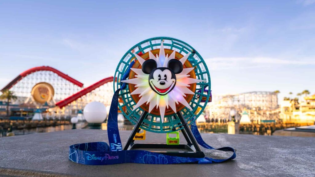 Balde de pipoca em forma de roda gigante com o Mickey, símbolo do parque Disney California Adventure, em comemoração aos 25 anos do parque temático em Anaheim, Califórnia na Disneyland
