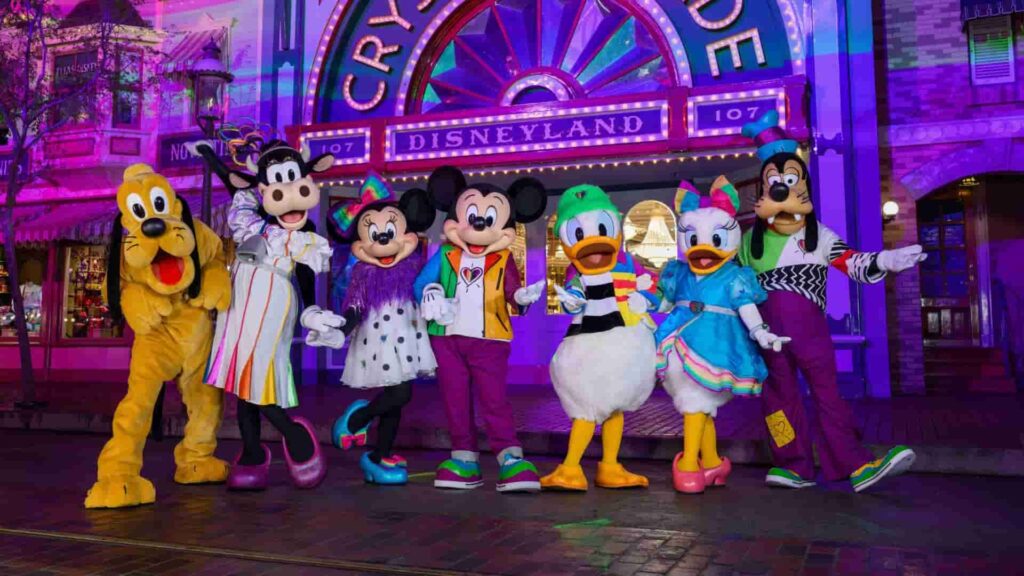 Mickey, Minnie, Donald, Margarida, Pateta e Clarabelle com trajes especiais, curtem a festa after Dark Proud Nite na Disneyland Resort da Califórnia