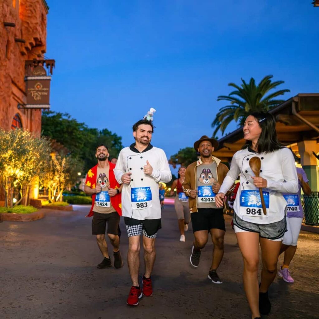 Grupo de pessoas correndo durante uma das corridas da RunDisney em Orlando que acontece dentro do complexo Walt Disney World Resort