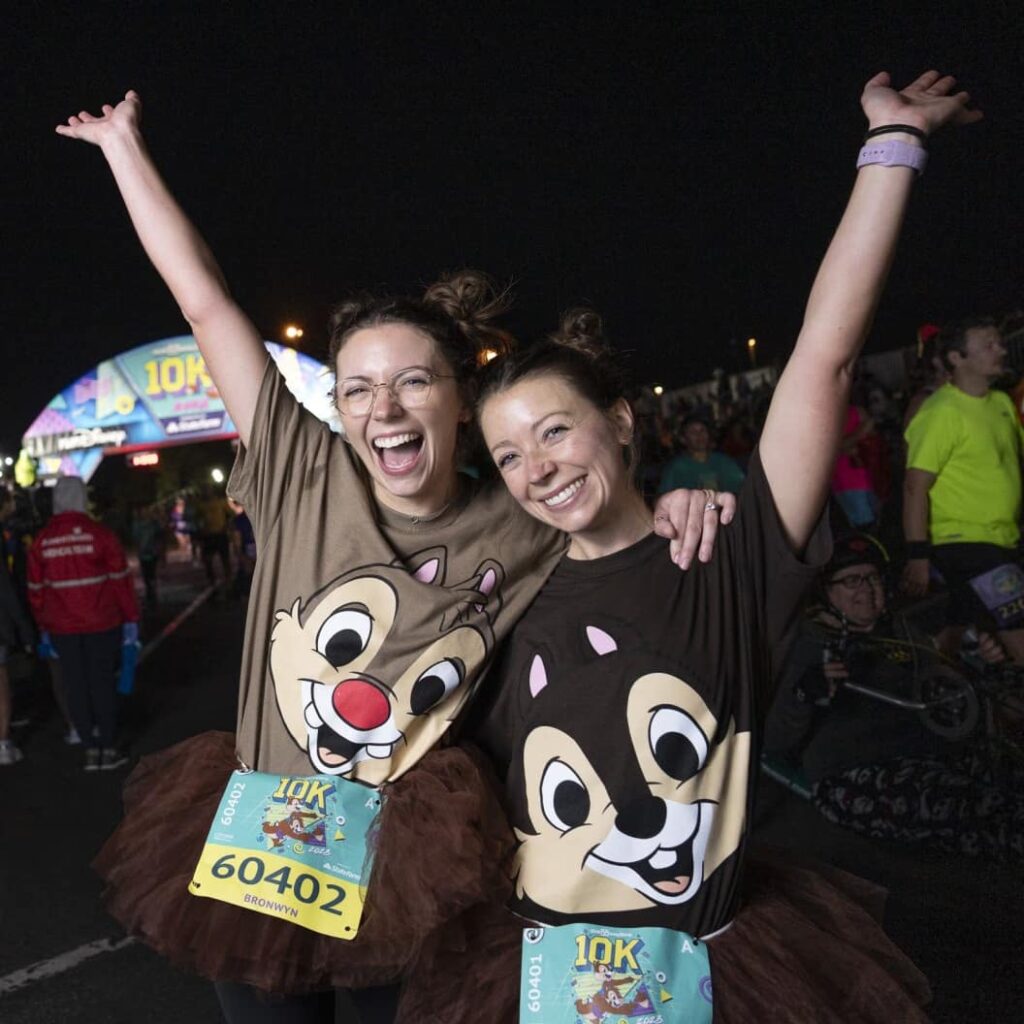 Mulheres super animadas após terminar a corrida de 10k da RunDisney em Orlando dentro do Walt Disney World Resort