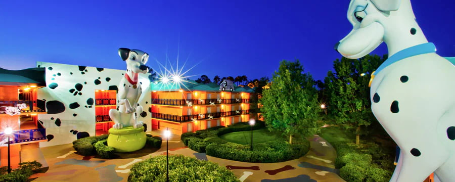 Fachada de um dos prédios do hotel Disney's All Star Movies, um hotel econômico do complexo Walt Disney World Resort