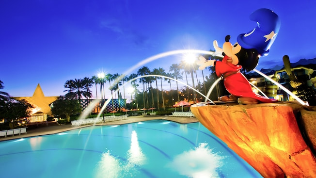Mickey Feiticeiro na piscina do hotel do Disney's All Star Movies, um hotel econômico do complexo Walt Disney World Resort