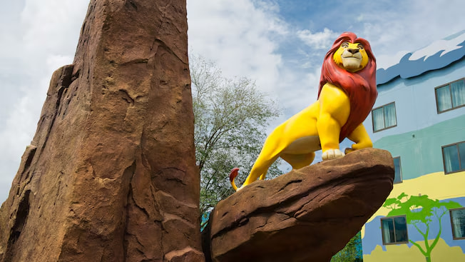 Detalhes do prédio das suítes familiares do Rei Leão no Hotel Econômico Disney's Art of Animation, um dos hotéis mais temáticos e chamativos de todo o complexo Walt Disney World em Orlando