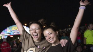 Mulheres super animadas após terminar a corrida de 10k da RunDisney em Orlando dentro do Walt Disney World Resort