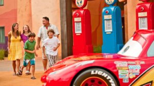 Familia se diverte pelo Hotel Disney's Art of Animation, um dos hotéis mais temáticos e chamativos de todo o complexo Walt Disney World em Orlando, totalmente decorado com rascunhos de desenhos clássicos da Disney