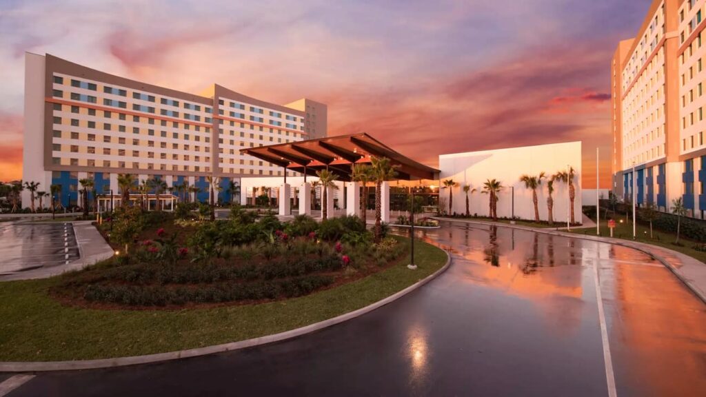 Entrada do hotel Universal's Endless Summer em Orlando, parte do complexo da Universal Orlando
