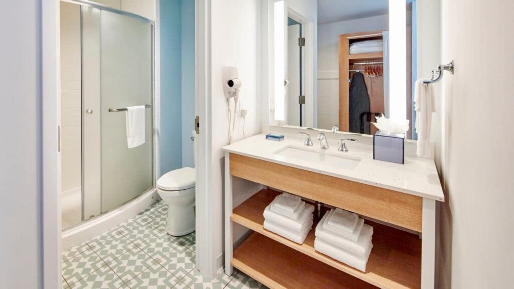 Banheiro do hotel Universal's Endless Summer em Orlando, parte do complexo da Universal Orlando