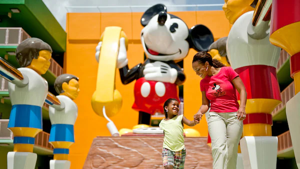 Mãe e filha andando pelo hotel Disney's Pop Century Resort em Orlando, um dos hotéis econômicos de Walt Disney World Resort, que contempla o Skyliner, o teleférico da Disney