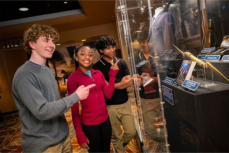 Atores de Percy Jackson comemoram exposição temporária de figurinos e itens da série no parque Disney's Hollywood Studios