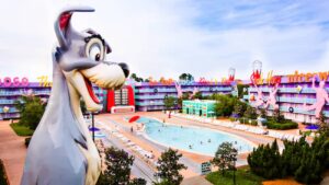 Piscina do Hotel Disney's Pop Century Resort na construção de a Dama e o Vagabundo