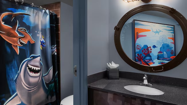 Banheiro da Suite Familiar do Nemo no hotel Disney's Art of Animation no complexo Walt Disney World Resort em Orlando