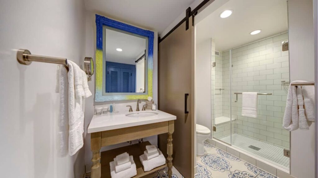 Banheiro da suíte do Sapphire Falls Hotel no complexo Universal Orlando Resort