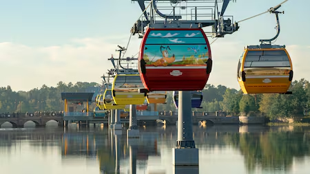 Disney World Skyliner, teleférico da Disney que é usado como meio de transporte dos hotéis Pop Century, Art of Animation, Caribbean Beach e Riviera, que leva até os parques temáticos Epcot e Hollywood Studios