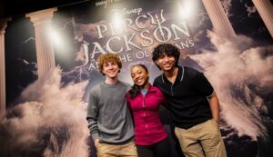 Atores de Percy Jackson comemoram exposição temporária de figurinos e itens da série no parque Disney's Hollywood Studios