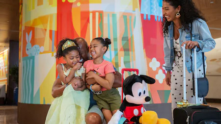 Família se abraça e se diverte no lobby do hotel Disney's Contemporary Resort em Orlando