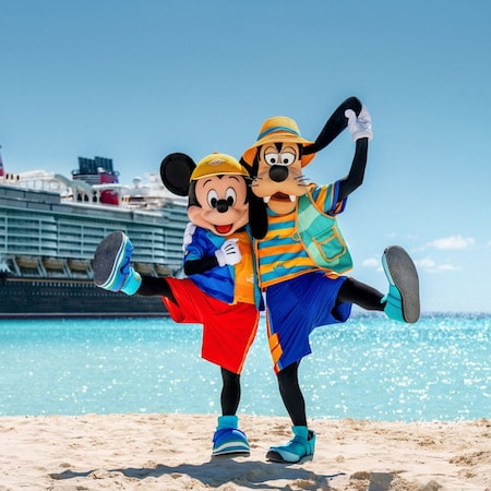 Mickey e Pateta fazem pose na Castaway Cay, ilha privativa da Disney Cruise Line nas Bahamas