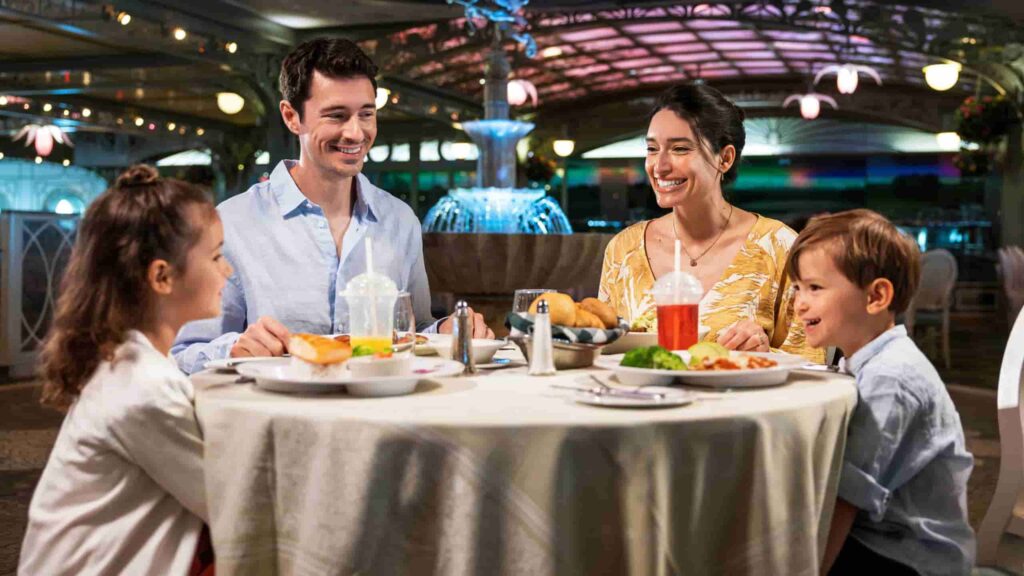 Família come no restaurante da Disney Cruise Line