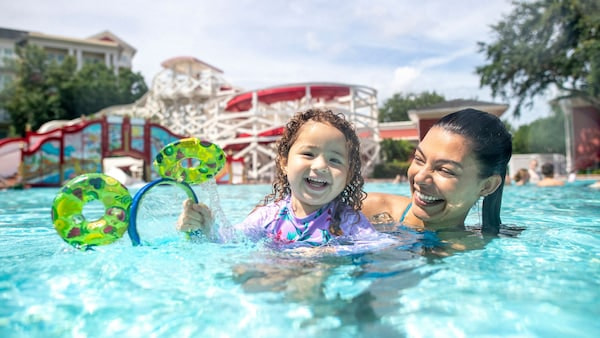 Mãe e filha se divertem na piscina do Disney's Boardwalk Inn & Villas hotel de luxo dentro do complexo Walt Disney World Resort