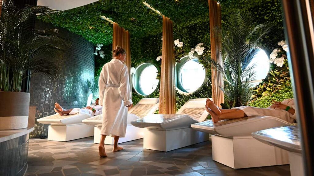 Adultos relaxam no spa senses da Disney Cruise Line