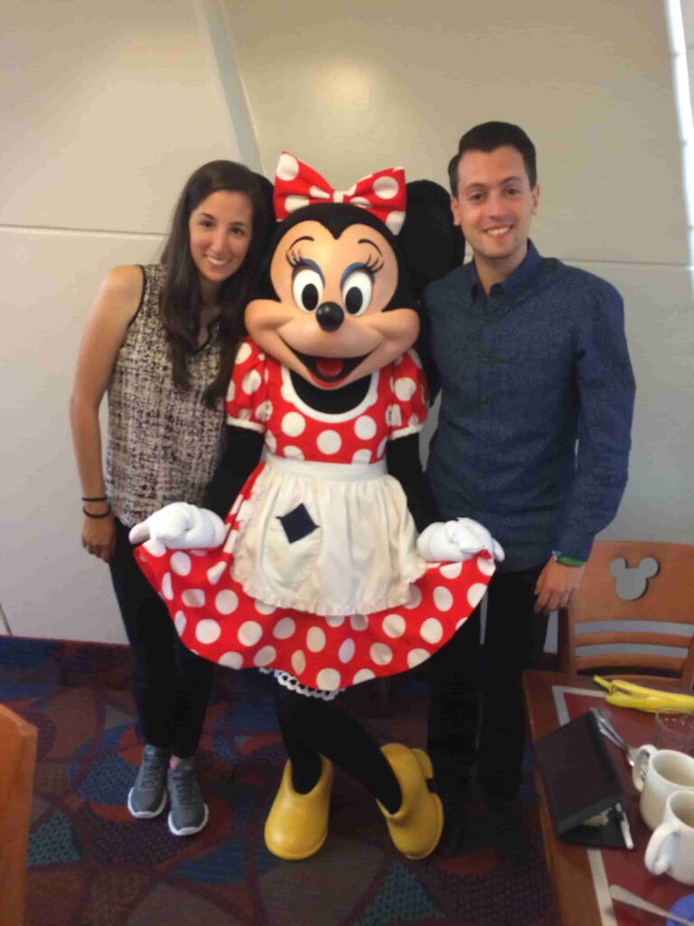 Casal posa para foto com a Minnie no restaurante Chef Mickey's que tem café da manhã e jantar com personagens
