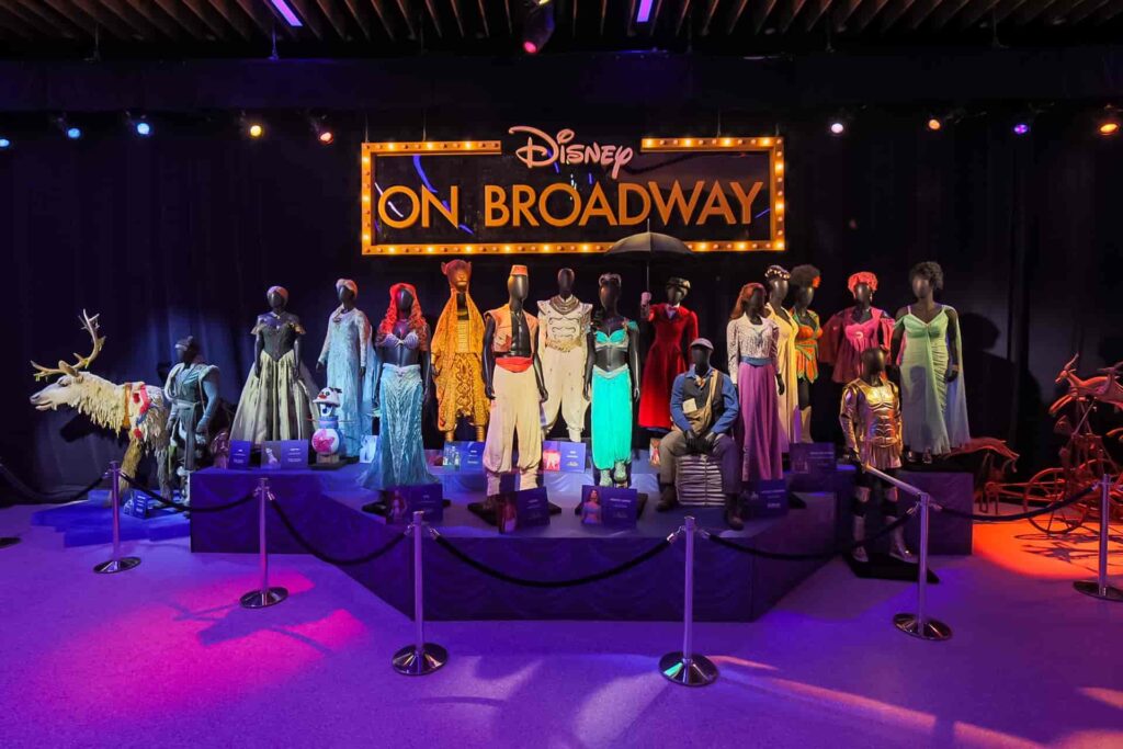 Figurinos de shows da Disney On Broadway em exposição no Epcot durante o Festival of The Arts