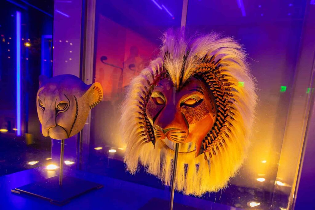 Exposição de peças de vestuário do Lion King na Broadway no Epcot durante o Festival of the Arts