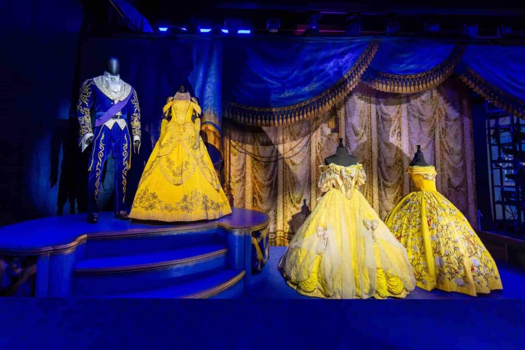 Figurinos de shows da Disney On Broadway em exposição no Epcot durante o Festival of The Arts