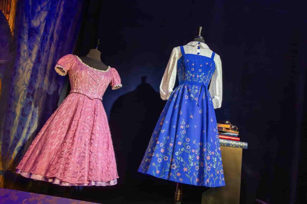 Figurinos de shows da Disney On Broadway em exposição no Epcot durante o Festival of The Arts