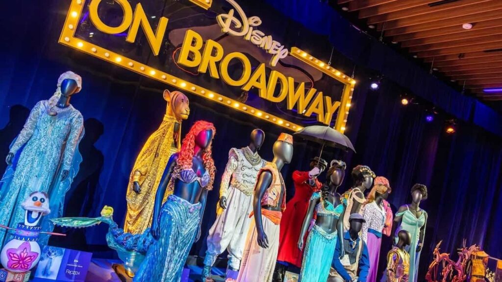Figurinos de shows da Disney On Broadway em exposição no Epcot durante o Festival of The Arts