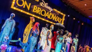 Figurinos de shows da Disney On Broadway em exposição no Epcot durante o Festival of The Arts