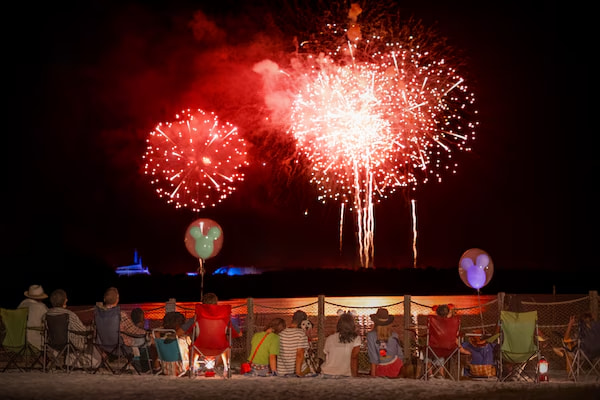 Pessoas assistem show de fogos do Magic Kingdom do Fort Wilderness Resort, hotel do complexo de Walt Disney World Resort