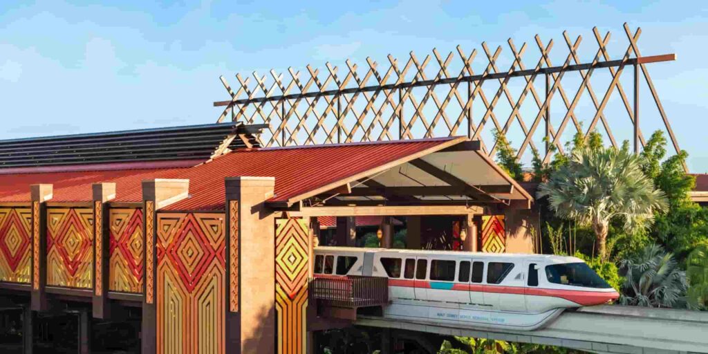 Monorail passando pelo Disney's Polynesian Resort, hotel de luxo da Disney
