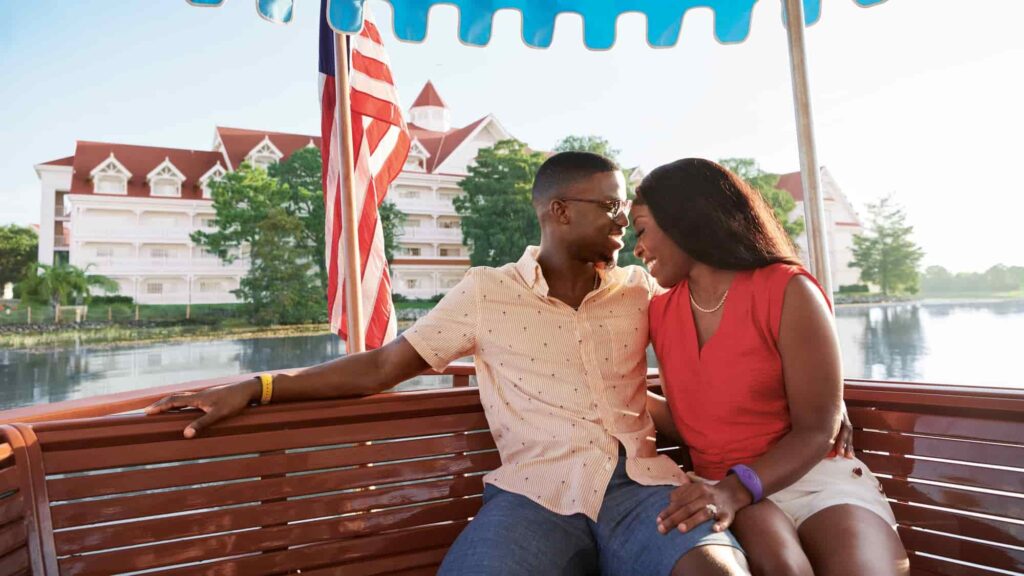 Casal em um barco que é um dos meios de transporte do Hotel Disney's Grand Floridian o mais tradicional hotel de luxo em todo o Walt Disney World Resort em Orlando na Florida